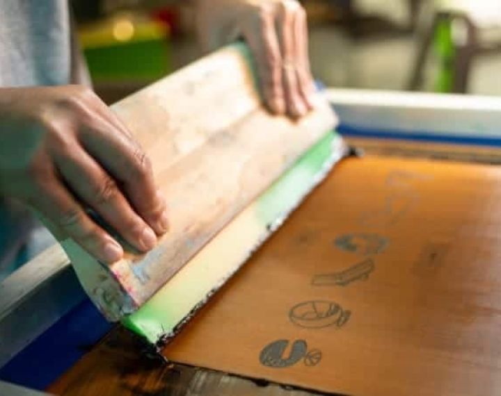 Cómo hacer películas de bajo coste para aislar pantallas de serigrafía