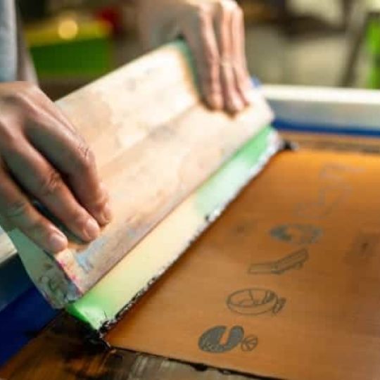 Cómo hacer películas de bajo coste para aislar pantallas de serigrafía