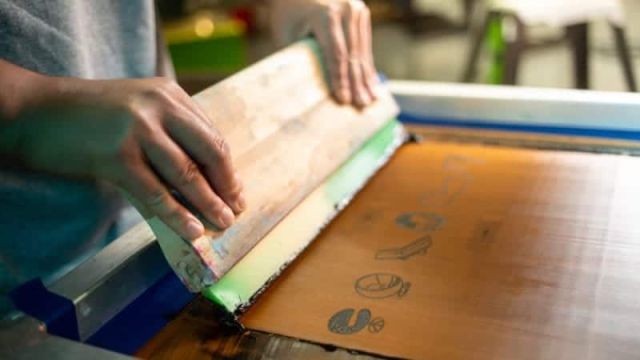 Cómo hacer películas de bajo coste para aislar pantallas de serigrafía